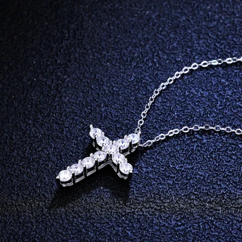 Nyaklánc nőknek Vintage gyémánt ingyenes szállítás Moissanite Classic Cross Shape 925 kerek vágású évfordulós ajándékparti