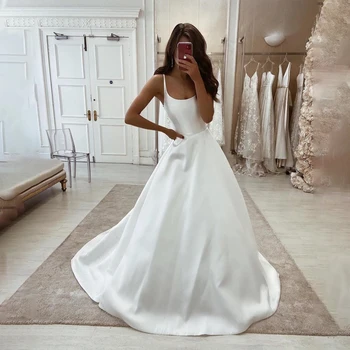 Egyszerű szatén esküvői ruhák Spahetti pántokkal Ujjatlan kivitel A vonal hát nélküli menyasszonyi parti ruhák 2023 egyedi készítésű
